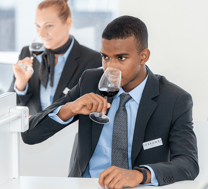 Chef sommelier luxe Afrique présentant une carte des vins en hôtellerie premium